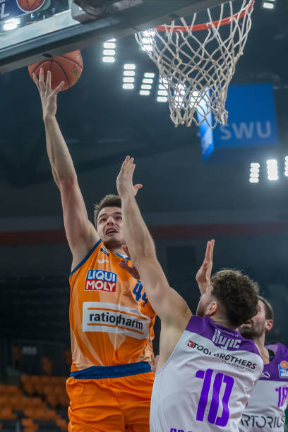 但背后站着 但背后站着